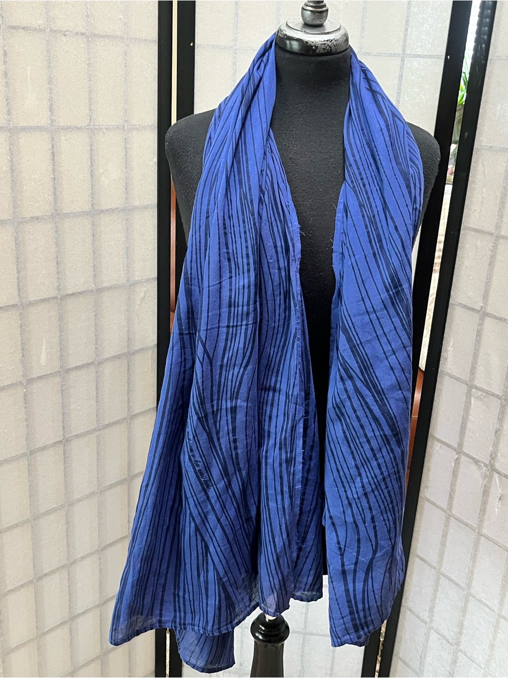 Kealopiko styled in HAWAII BLUE STRIPE SCARF 42”X 66”